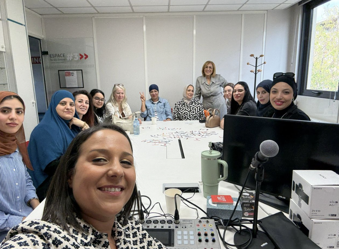 Atelier session Femmes en action : groupe de participantes autour du matériel podcast