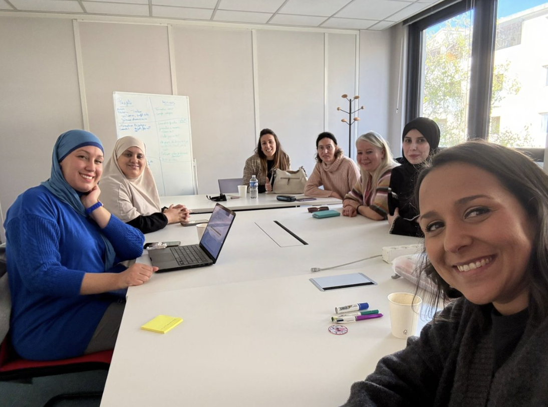 Atelier collectif autour d'une table de travail à Station ME